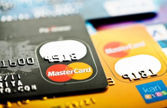 Karta kredytowa – jak nie popaść w długi?